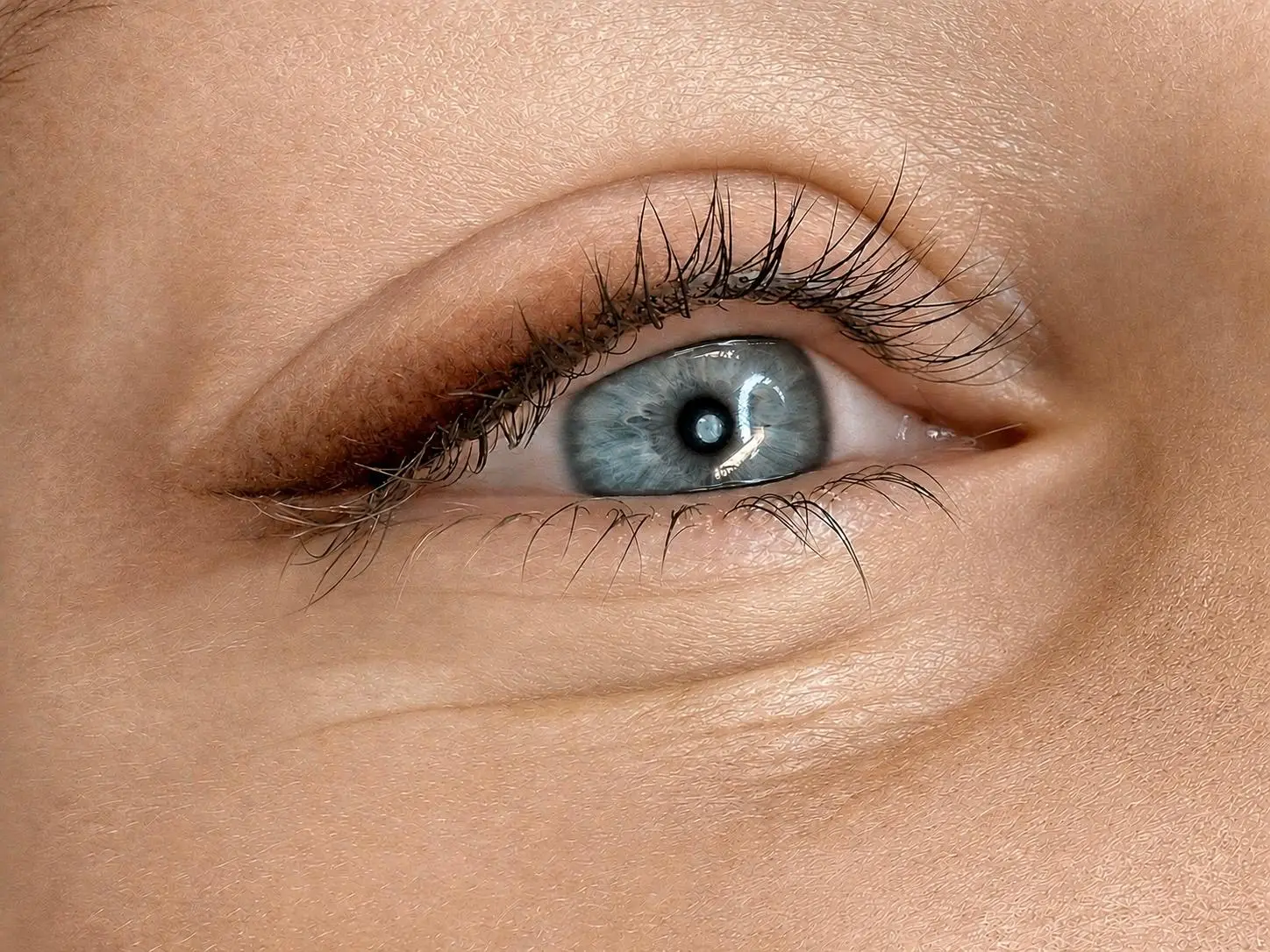 Shading Eyeliner München – blaues Auge mit natürlichem Liner bei EFARÉ Aesthetics